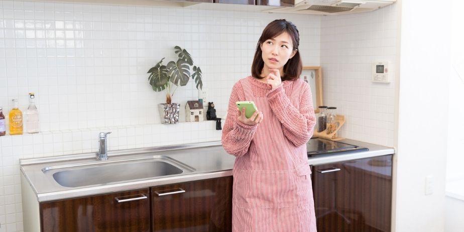 献立を考える主婦