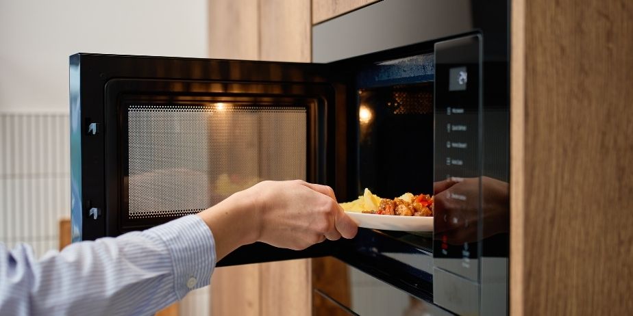 冷食を電子レンジで温める画像